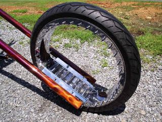 Illustration for article titled Hubless Monster Motorcycle Rolls Without Spokes